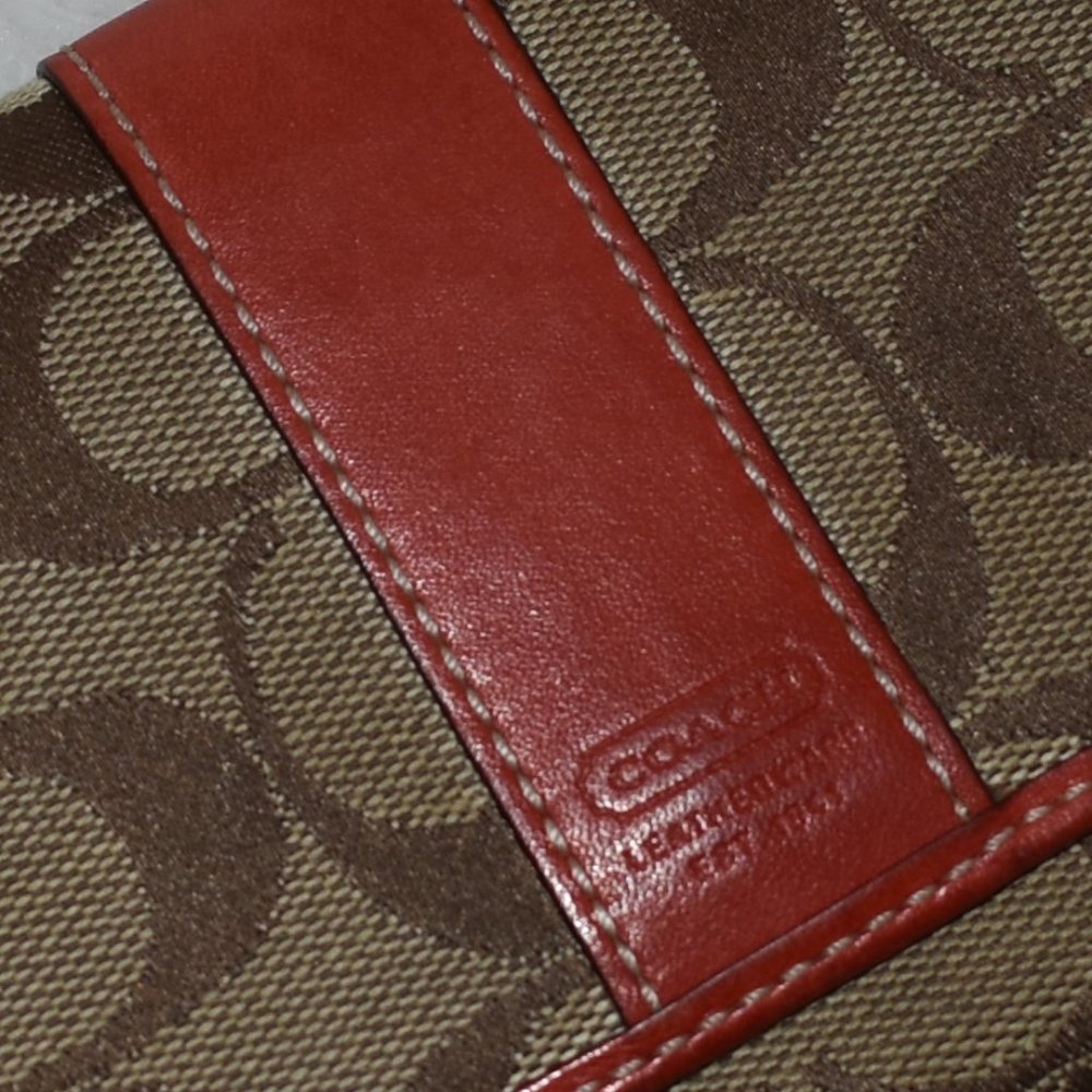 Coach Signature Wallet - Picture 3 of 5